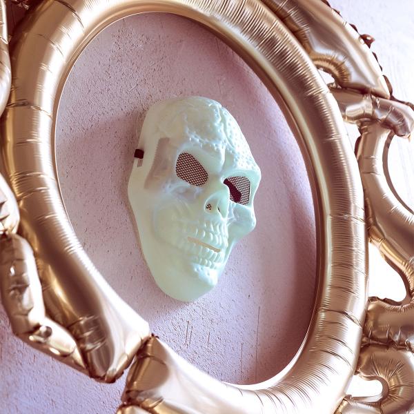 Itsevalaiseva Kallonaamio