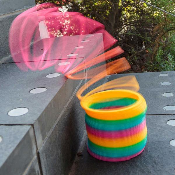 Sateenkaarenvärinen Jumbo Slinky