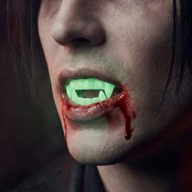 Pime&auml;ss&auml; Hohtavat Vampyyrinhampaat