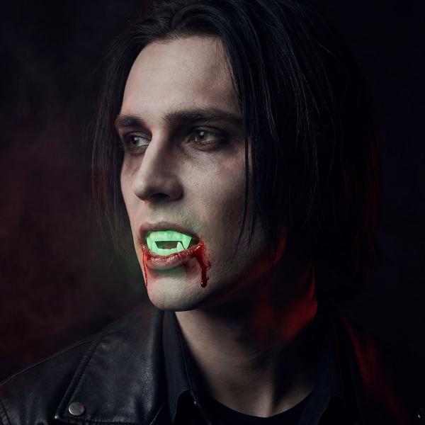 Pimeässä Hohtavat Vampyyrinhampaat