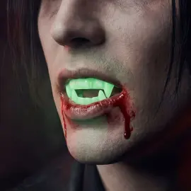 Pime&auml;ss&auml; Hohtavat Vampyyrinhampaat