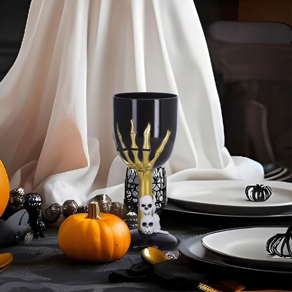 Viinilasi Luurankokädellä