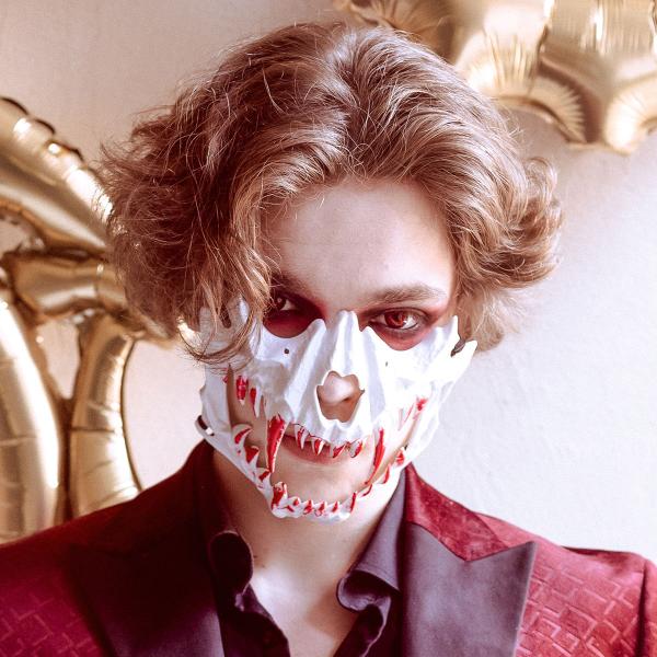 Pääkallo Puolinaamio Verisine Hampaineen