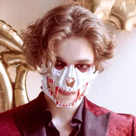 Pääkallo Puolinaamio Verisine Hampaineen