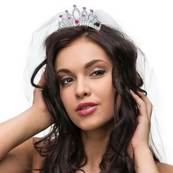 Hopeinen Tiara Hunnulla