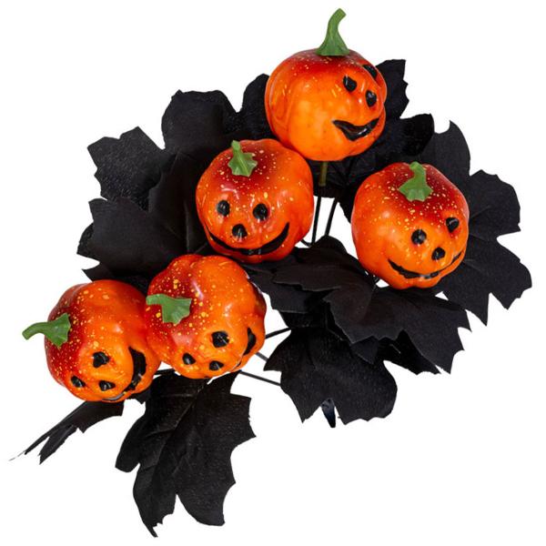 Halloween Kimppu Kurpitsoilla ja Lehdillä