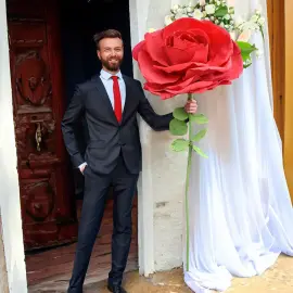 Jättimäinen Punainen Ruusu