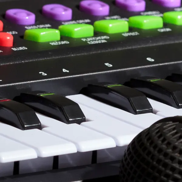 Leikkikeyboard ja Mikrofoni